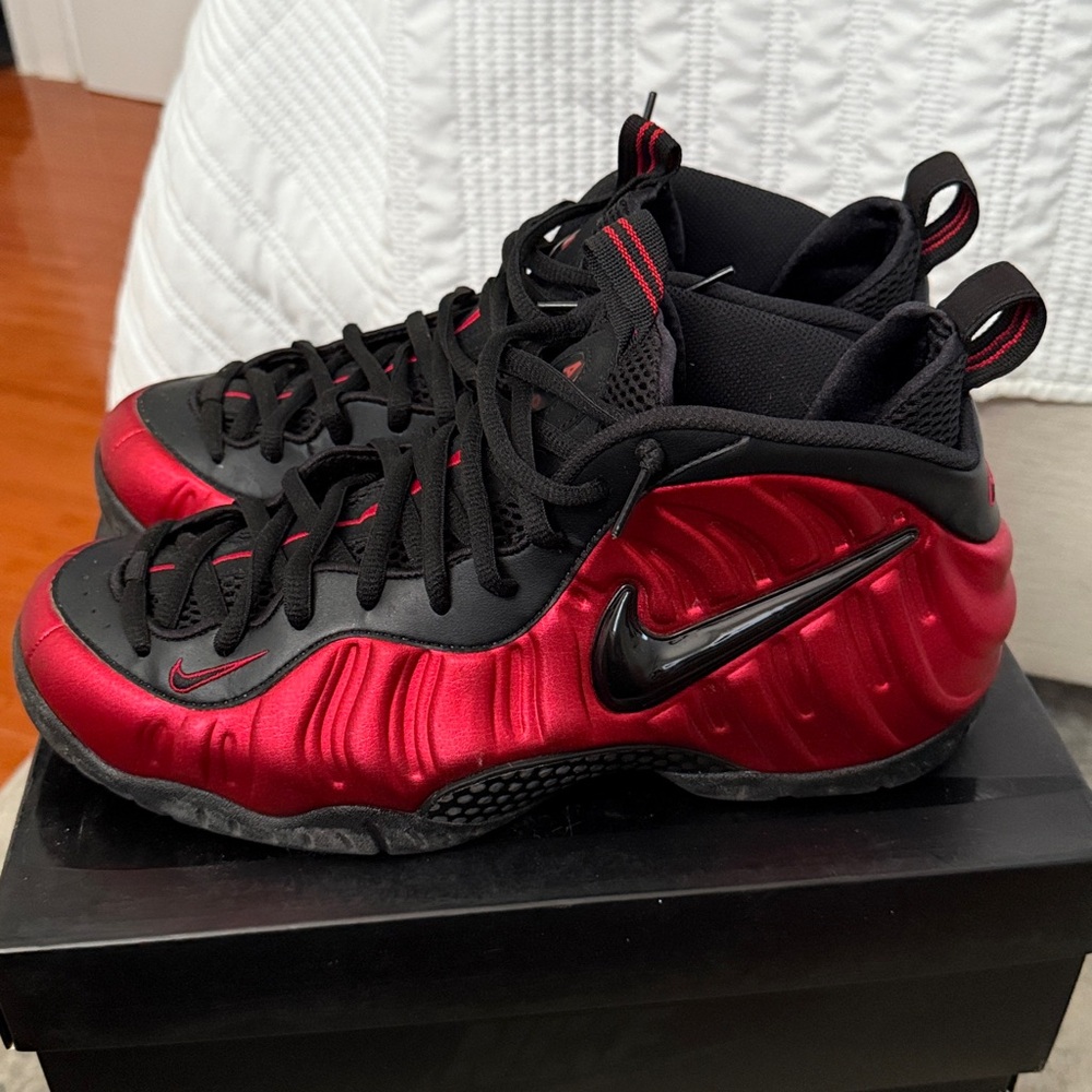 Nike Air Foamposite 
Gym Red/ Black
Size 12
Mint Condition